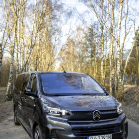 Citroen Specetourer - bus, widok z przodu, w otoczeniu lasu
